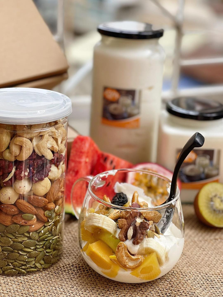 granola và sữa chua
